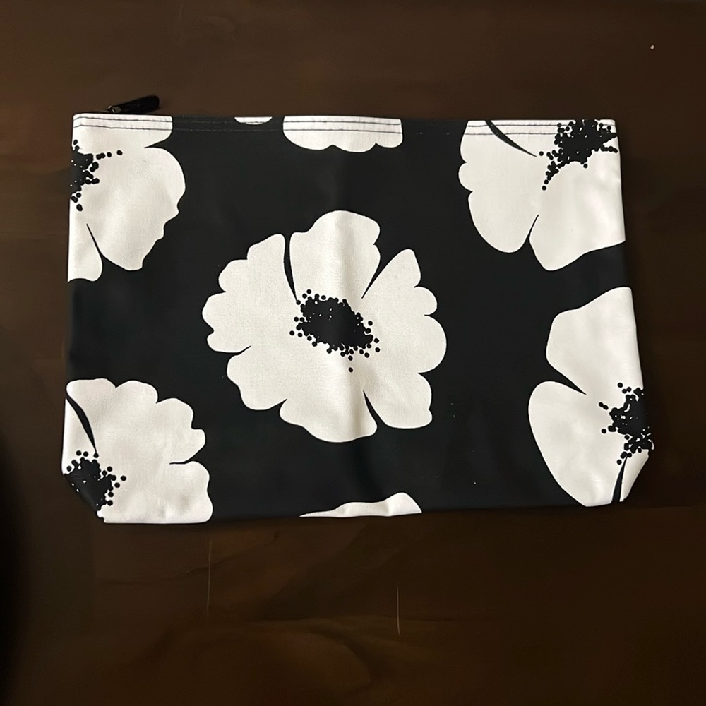Thirty One Zipper Pouch Medium Multi Purpose. Large floral print